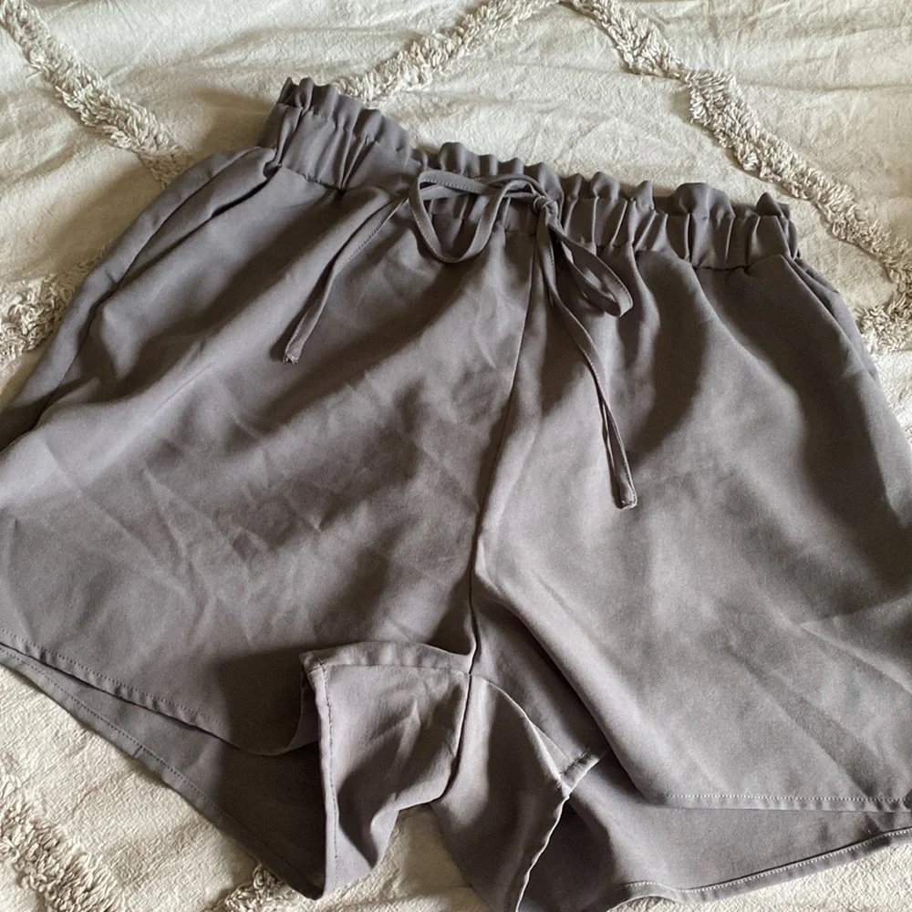 Oversized Paper Bag Waist Shorts - Picture 2 of 3